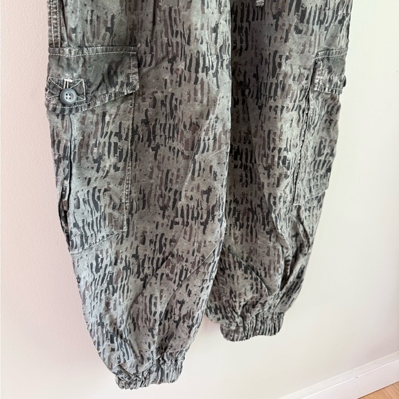 Free People Fly Away Printed Cargo Parachute Pants - Size 0 - Picture 8 of 14